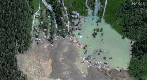 Citra satelit memperlihatkan kondisi desa kecil Blatten di Pegunungan Bietschhorn, Alpen, Swiss, hancur akibat tanah longsor besar yang dipicu oleh runtuhnya sebagian Gletser Birch pada Kamis, 29 Mei 2025.