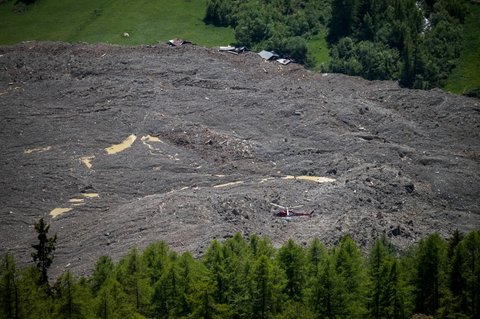 Kondisi desa kecil Blatten di Pegunungan Bietschhorn, Alpen, Swiss, hancur akibat tanah longsor besar yang dipicu oleh runtuhnya sebagian Gletser Birch pada Kamis, 29 Mei 2025.
