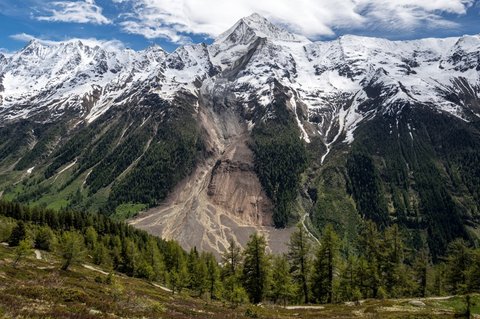 Jejak longsor besar yang dipicu oleh runtuhnya sebagian Gletser Birch pada Kamis, 29 Mei 2025.