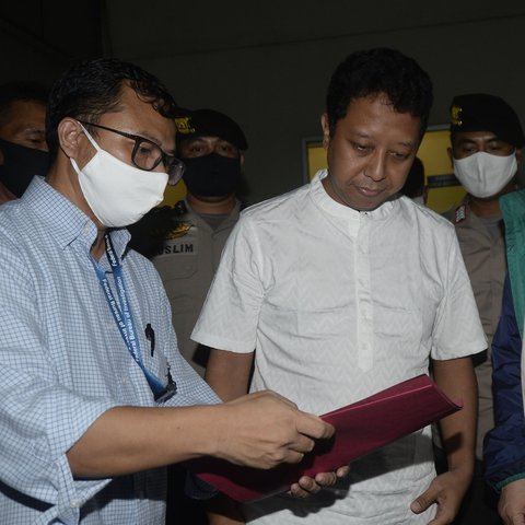 Mantan Ketua Umum PPP Muhammad Romahurmuziy atau Romy melihat berkas saat keluar dari Rumah Tahanan KPK di Jakarta, Rabu (29/4/2020). Sebelumnya, Romy ditahan terkait suap jual beli jabatan di Kementerian Agama. (merdeka.com/Dwi Narwoko)
