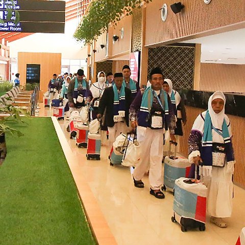 Calon jemaah haji embarkasi JKS kloter 14 saat diberangkatkan ke Tanah Suci di Terminal Khusus Haji dan Umrah 2F Bandara Soekarno-Hatta Tangerang, Banten, Kamis (08/05/2025).