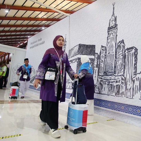 Calon jemaah haji embarkasi JKS kloter 14 saat diberangkatkan ke Tanah Suci di Terminal Khusus Haji dan Umrah 2F Bandara Soekarno-Hatta Tangerang, Banten, Kamis (08/05/2025).