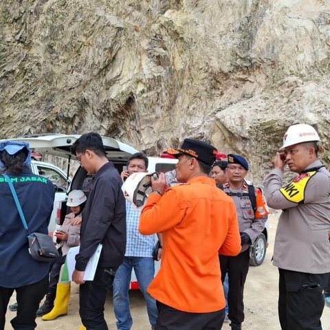 Proses evakuasi korban longsor di Tambang Gunung Kuda Cirebon