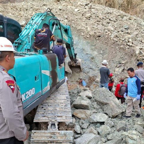 Proses evakuasi korban longsor di Tambang Gunung Kuda Cirebon