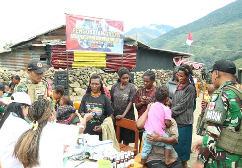 tni bagikan makanan bergizi di puncak jaya