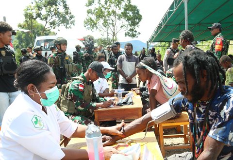 tni gelar pengobatan di puncak jaya
