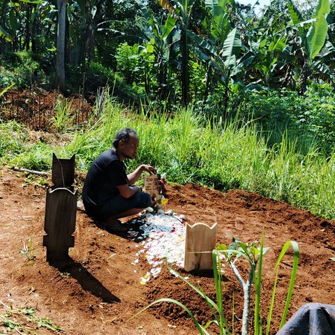 Pemakaman Korban Longsor Tambang di Cirebon