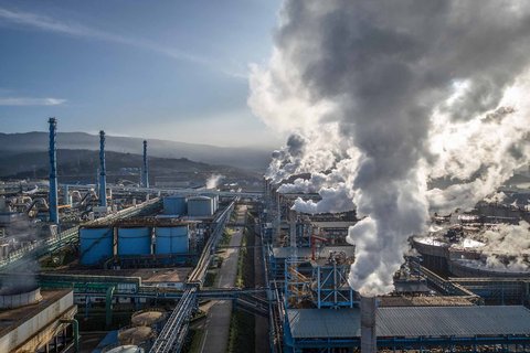 Foto udara terlihat  asap mengepul di  pusat pengolahan dan peleburan nikel utama,Weda Bay Industrial Park (WBIP) di Lelilef Sawai, Halmahera Tengah, Maluku Utara, (18/04/2025).
