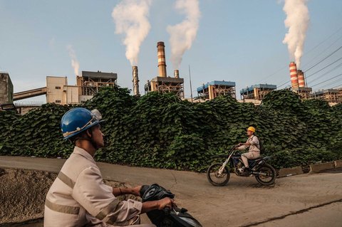 Pekerja mengendarai sepeda motor di pagi hari untuk memasuki  pusat pengolahan dan peleburan nikel utama, Weda Bay Industrial Park (WBIP) di Lelilef Sawai, Halmahera Tengah, Maluku Utara, (18/04/2025).
