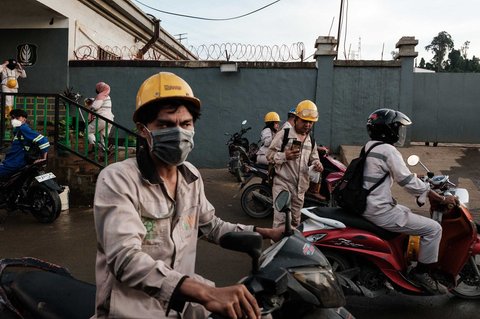 Pekerja usai bekerja di pusat pengolahan dan peleburan nikel utama, Weda Bay Industrial Park (WBIP) di Lelilef Sawai, Halmahera Tengah, Maluku Utara, (18/04/2025).