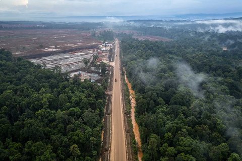 Foto udara menunjukkan pemandangan umum jalan transportasi di lokasi penambangan nikel, yang dibangun setelah pembukaan hutan di Halmahera Tengah, Maluku Utara (14/04/2025).