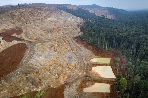 Foto udara lokasi penambangan nikel dan tepi hutan tempat bermukimnya suku asli Hongana Manyawa di Halmahera Tengah, Maluku Utara (16/04/2025).