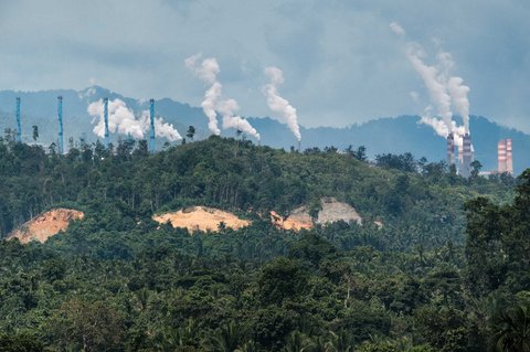 Foto udara terlihat  asap mengepul di  pusat pengolahan dan peleburan nikel utama,Weda Bay Industrial Park (WBIP) di Halmahera Tengah, Maluku Utara, (13/04/2025).