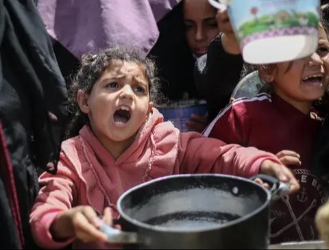 Beberapa di antaranya harus berteriak untuk segera mendapat perhatian saat pembagian makanan gratis. (Eyad BABA/AFP)