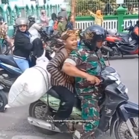 Momen TNI Jemput Anaknya Pakai Motor Butut Sambil Bawa Rumput, Aksinya Bikin Para Anak 'Kolong' Terharu