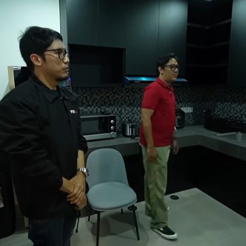 Dapur kecil berdesain gelap dan tertutup. Memperlihatkan area dapur mungil berdesain tertutup dengan dominasi warna hitam. Lemari dapur berwarna gelap dan backsplash motif mozaik hitam memberikan kesan elegan namun praktis.