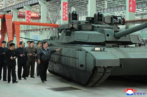 Pemimpin Korea Utara Kim Jong Un sedang memeriksa pabrik tank di lokasi yang dirahasiakan di Korea Utara, (04/05/2025).