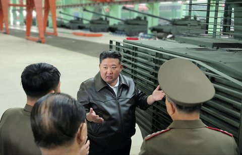 Pemimpin Korea Utara Kim Jong Un sedang memeriksa pabrik tank di lokasi yang dirahasiakan di Korea Utara, (04/05/2025).