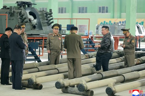 Pemimpin Korea Utara Kim Jong Un sedang memeriksa pabrik tank di lokasi yang dirahasiakan di Korea Utara, (04/05/2025).
