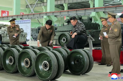 Pemimpin Korea Utara Kim Jong Un sedang memeriksa pabrik tank di lokasi yang dirahasiakan di Korea Utara, (04/05/2025).