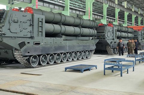 Pemimpin Korea Utara Kim Jong Un sedang memeriksa pabrik tank di lokasi yang dirahasiakan di Korea Utara, (04/05/2025).