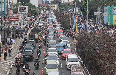 Kemacetan lalu lintas saat contraflow di kawasan Margonda Raya, Depok, Jawa Barat, Minggu (04/05/2025).