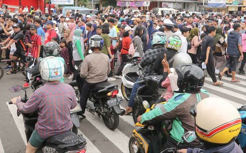 Kemacetan lalu lintas saat contraflow di kawasan Margonda Raya, Depok, Jawa Barat, Minggu (04/05/2025).