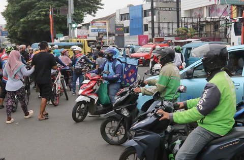 Kemacetan lalu lintas saat contraflow di kawasan Margonda Raya, Depok, Jawa Barat, Minggu (04/05/2025).