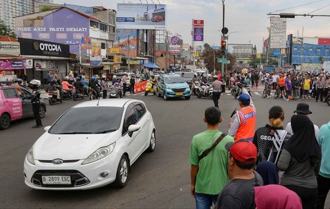 Kemacetan lalu lintas saat contraflow di kawasan Margonda Raya, Depok, Jawa Barat, Minggu (04/05/2025).