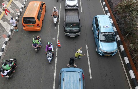 Kemacetan lalu lintas saat contraflow di kawasan Margonda Raya, Depok, Jawa Barat, Minggu (04/05/2025).
