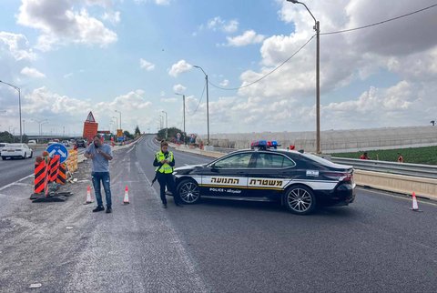 Mobil polisi Israel menghalangi pintu masuk bandara setelah rudal yang diluncurkan dari Yaman menghantam dekat fasilitas tersebut di bandara Ben Gurion Israel Minggu (04/05/2025).