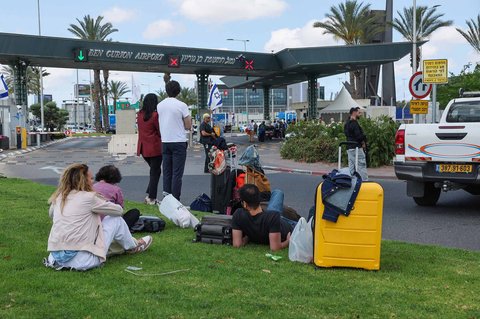 Wisatawan menunggu barang bawaan mereka saat penerbangan dihentikan setelah negara itu mengaktifkan pertahanan udara terhadap rudal yang diluncurkan dari Yaman di bandara Ben Gurion Israel Minggu (04/05/2025).
