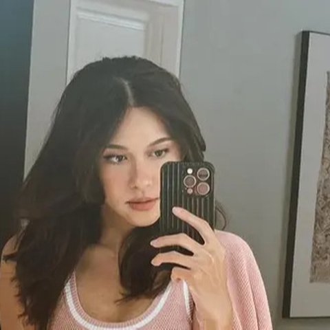 Tampilan ini mengusung estetika sporty dengan sentuhan feminin. Berikut detail look-nya yang bisa jadi inspirasi. [@nanamirdad].