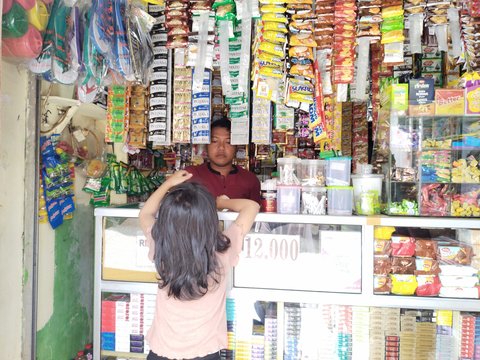 Agus, penjaga warung Madura yang sudah tiga kali merayakan lebaran jauh dari keluarganya
