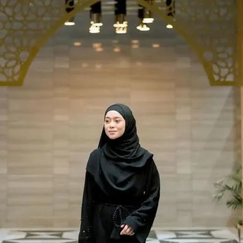Disebut Rizky Billar, busana muslimah yang dikenakan Lesti Kejora selalu diikuti orang lain. Seperti apa gaya busana Lesti Kejora yang banyak diikuti orang itu? [@lestykejora]