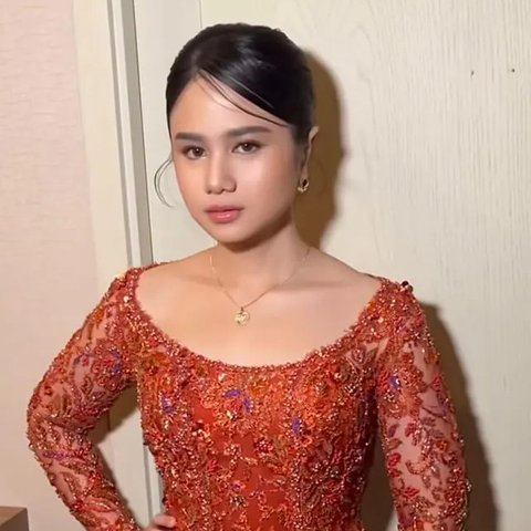 Lihat di sini tampilan Tissa Biani dalam balutan kebaya merah. [@tissabiani].