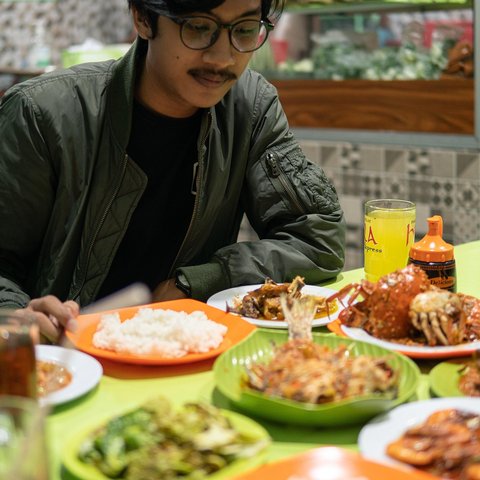 ilustrasi makan besar