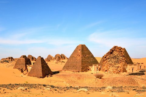 Piramida Meroe adalah contoh lain makam Nubia di Sudan, yang diperkirakan dibangun antara tahun 720 dan 300 SM.