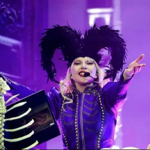 Sukses hipnotis penontin, Lady Gaga tampil memikat di Coachella 2025.