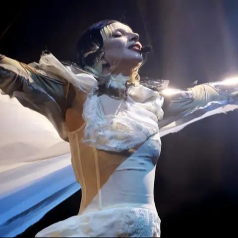 Sukses hipnotis penontin, Lady Gaga tampil memikat di Coachella 2025.
