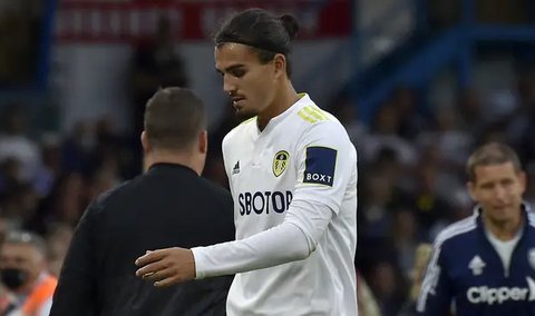 Bek Leeds United, Pascal Struijk menguasai bola saat menghadapi Aston Villa pada laga Liga Inggris 2022/2023 di Villa Park, Birmingham (13/1/2023). Dipromosikan ke tim senior Leeds United pad
