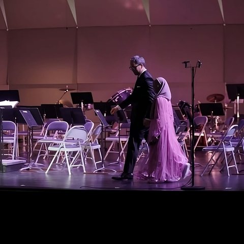 Almira tampil di atas panggung.