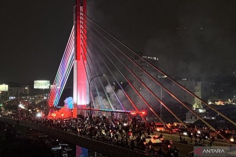 Ribuan Bobotoh tumpah ruah di Flyover Pasupati, Bandung, merayakan kemenangan Persib Bandung sebagai juara Liga 1 musim 2024/2025, setelah hasil imbang Persebaya dan Persik memastikan gelar back-to-back bagi Pangeran Biru.