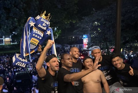 Persib Bandung resmi menjadi juara Liga 1 2024/2025 setelah kegagalan Persebaya Surabaya mengejar poin, membuktikan konsistensi permainan dan kekuatan mental tim.