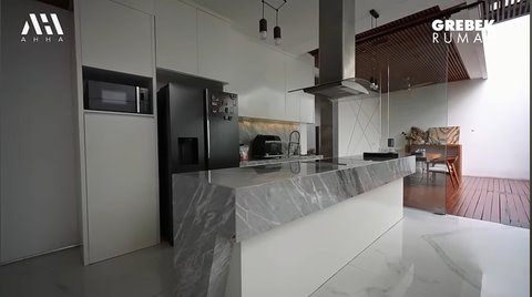 Disebut Berhantu, 3 Potret Dapur Raditya Dika Dekat Taman - Simple Elegan dengan Island Nuansa Abu-abu