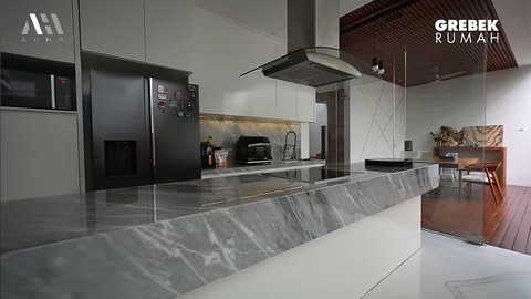 Disebut Berhantu, 3 Potret Dapur Raditya Dika Dekat Taman - Simple Elegan dengan Island Nuansa Abu-abu