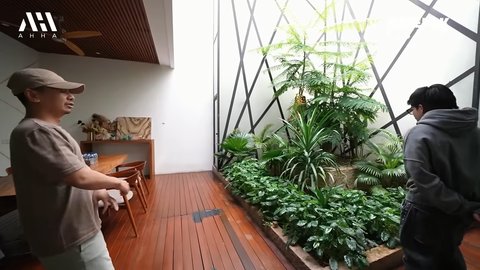 Disebut Berhantu, 3 Potret Dapur Raditya Dika Dekat Taman - Simple Elegan dengan Island Nuansa Abu-abu