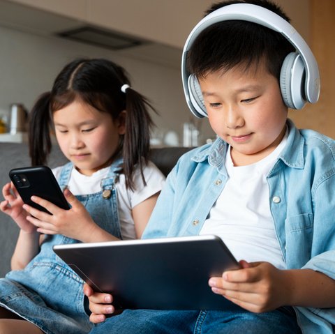 Ilustrasi Anak-anak Menggunakan Gadget (&copy;Freepik)