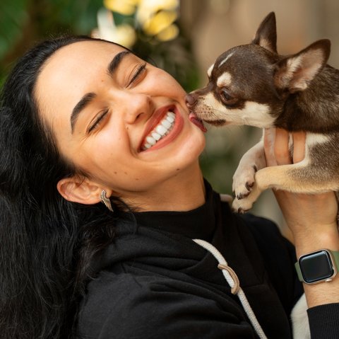 Ilustrasi Anjing Menjilat Wajah Perempuan (&copy;Freepik)