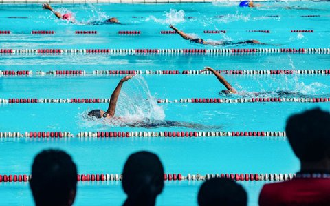Murid sekolah dasar mengikuti pertandingan renang dalam Olimpiade Olahraga Siswa Nasional (O2SN) tingkat Depok di kolam renang Tirta Sari, Depok, Jawa Barat, Selasa (6/5/2025).